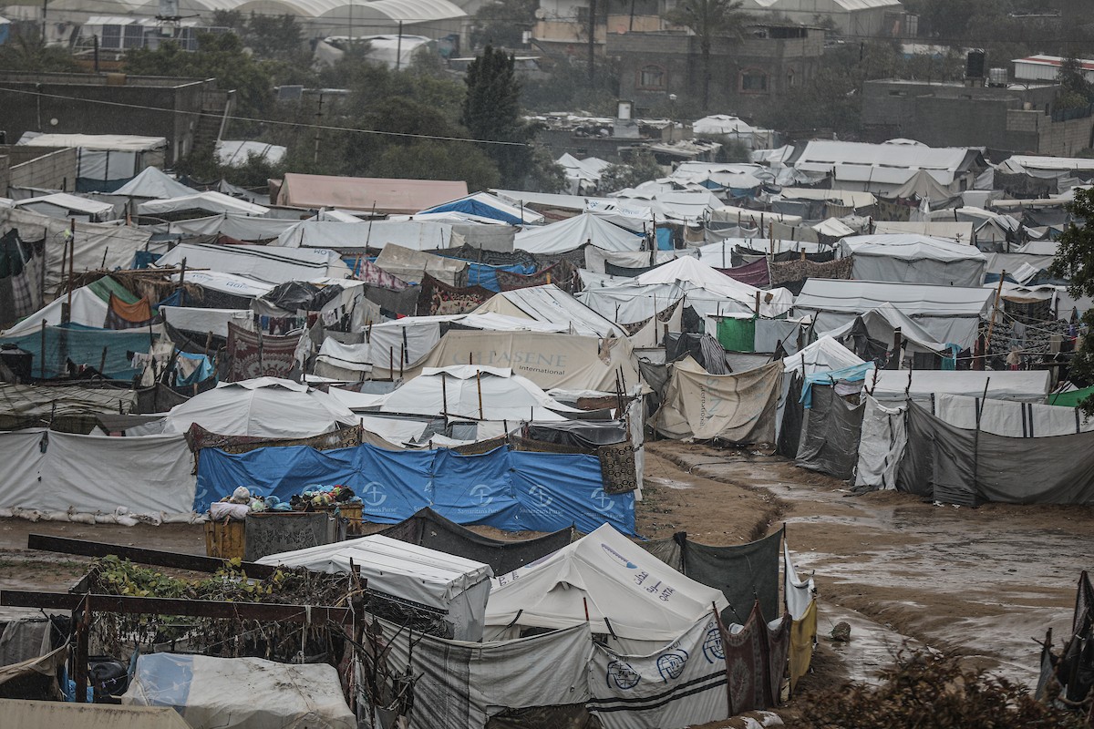 تواصل العائلات الفلسطينية النازحة المقيمة في مخيم الزوايدة وسط قطاع غزة حياتها اليومية في ظل ظروف قاسية داخل خيام متهالكة لا توفر أي حماية أو دفء من برد الشتاء القارس، 18 يناير/كانون الثاني 2026. صورة: رمزي أبو عامر