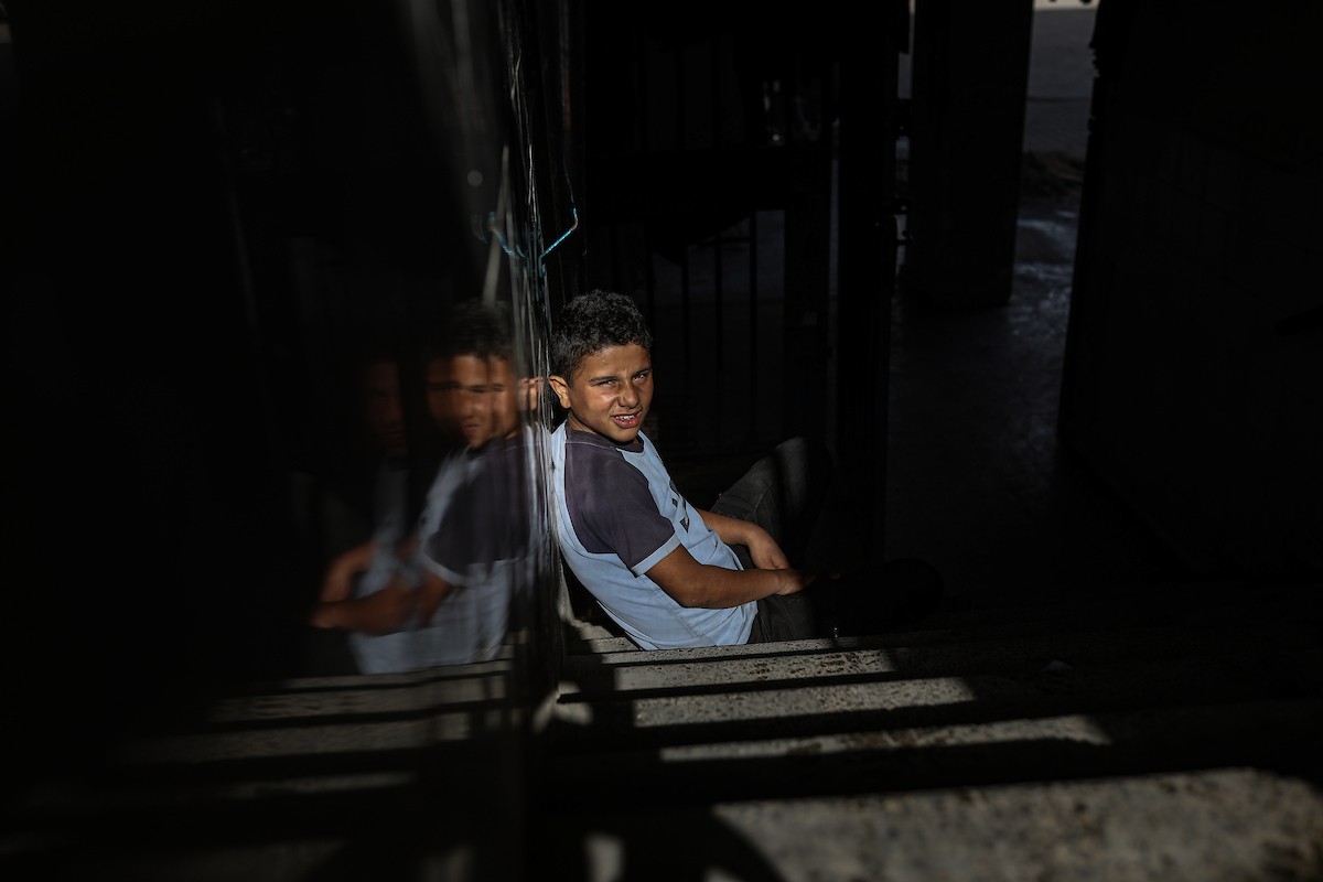 عائلات فلسطينية نزحت جراء الهجمات الإسرائيلية منذ 7 أكتوبر/تشرين الأول 2023، تأوي إلى مدرسة تابعة لوكالة الأونروا في حي تل الهوى بمدينة غزة. 26 يناير/كانون الثاني 2026، بعدسة عمر أشتوي