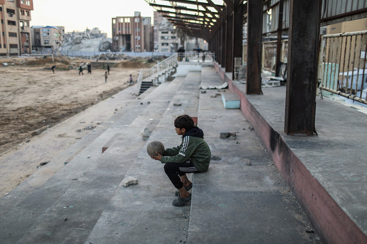   شبان فلسطينيون نازحون يلعبون كرة القدم في ملعب مدمر بمدينة غزة، في 10 يناير/كانون الثاني 2026. صورة: عمر أشتوي
