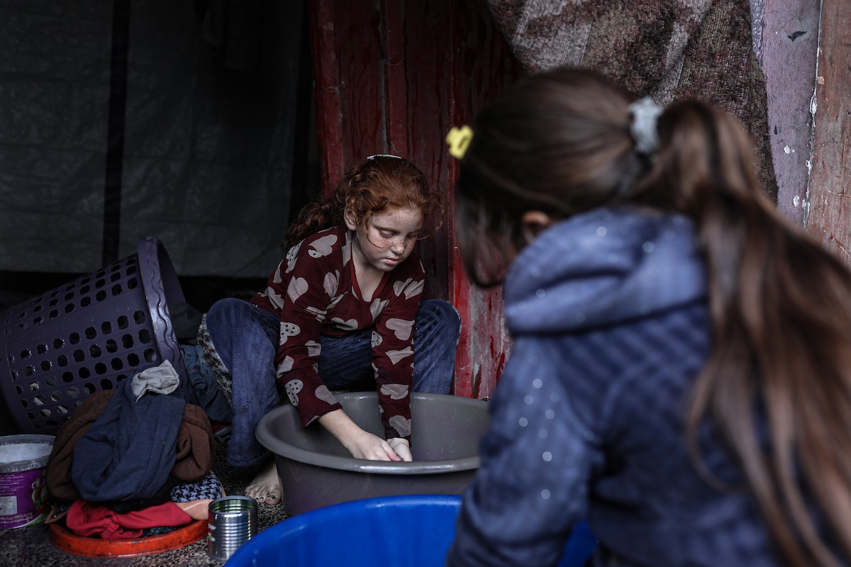 عائلات فلسطينية نزحت جراء الهجمات الإسرائيلية منذ 7 أكتوبر/تشرين الأول 2023، تأوي إلى مدرسة تابعة لوكالة الأونروا في حي تل الهوى بمدينة غزة. 26 يناير/كانون الثاني 2026، بعدسة عمر أشتوي