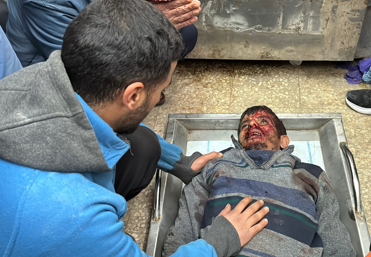 ودّع فلسطينيون ثلاثة جثامين في مستشفى شهداء الأقصى، بينهم أب وطفله، قُتلا بنيران الجيش الإسرائيلي شرق دير البلح في وسط قطاع غزة، في 21 ينايركانون الثاني 2026. (صورة أحمد إبراهيم)