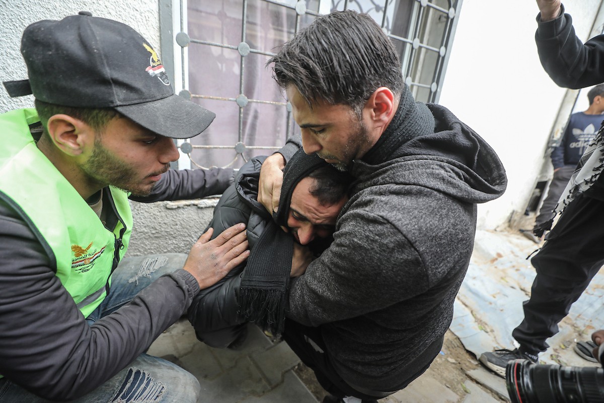 نُقل جثمانا صحفيين من مستشفى الشفاء في غزة إلى جنوب القطاع ليودعهما أهلهما. وقد قُتلا في هجوم إسرائيلي استهدف سيارة تابعة للجنة المصرية أثناء عملهما في منطقة الزهراء بوسط قطاع غزة. 21 يناير/كانون الثاني 2026. صورة: عمر أشتوي