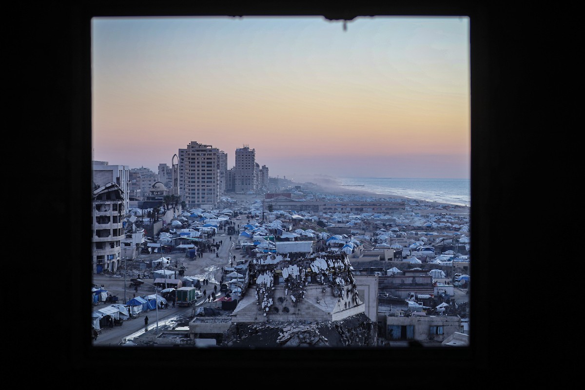 مشاهد عامة لخيام النازحين على شاطئ مدينة غزة. يعاني النازحون معاناة مضاعفة من ويلات النزاع وقسوة الأحوال الجوية، إذ لا توفر الخيام أي حماية من برد الشتاء القارس والأمطار الغزيرة، 3 يناير/كانون الثاني 2026. تصوير: عمر أشتوي