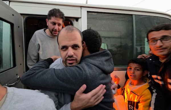 7 يناير/كانون الثاني 2026، نُقل أسرى فلسطينيون أفرج عنهم الجيش الإسرائيلي بواسطة مركبات تابعة للصليب الأحمر إلى مستشفى شهداء الأقصى لإجراء فحوصات طبية في دير البلح، وسط قطاع غزة. (صورة: أحمد إبراهيم)