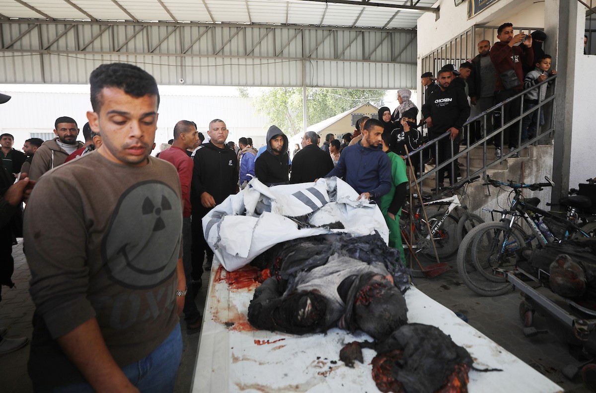 تُنقل جثث الضحايا إلى مستشفى الشفاء بعد هجوم إسرائيلي على مركز شرطة الشيخ رضوان، رغم وقف إطلاق النار في مدينة غزة، بتاريخ 31 يناير/كانون الثاني 2026. وألحق الهجوم على حي الشيخ رضوان غرب مدينة غزة أضرارًا جسيمة بالمباني والمركبات المجاورة. (صورة: عمر أشتوي)