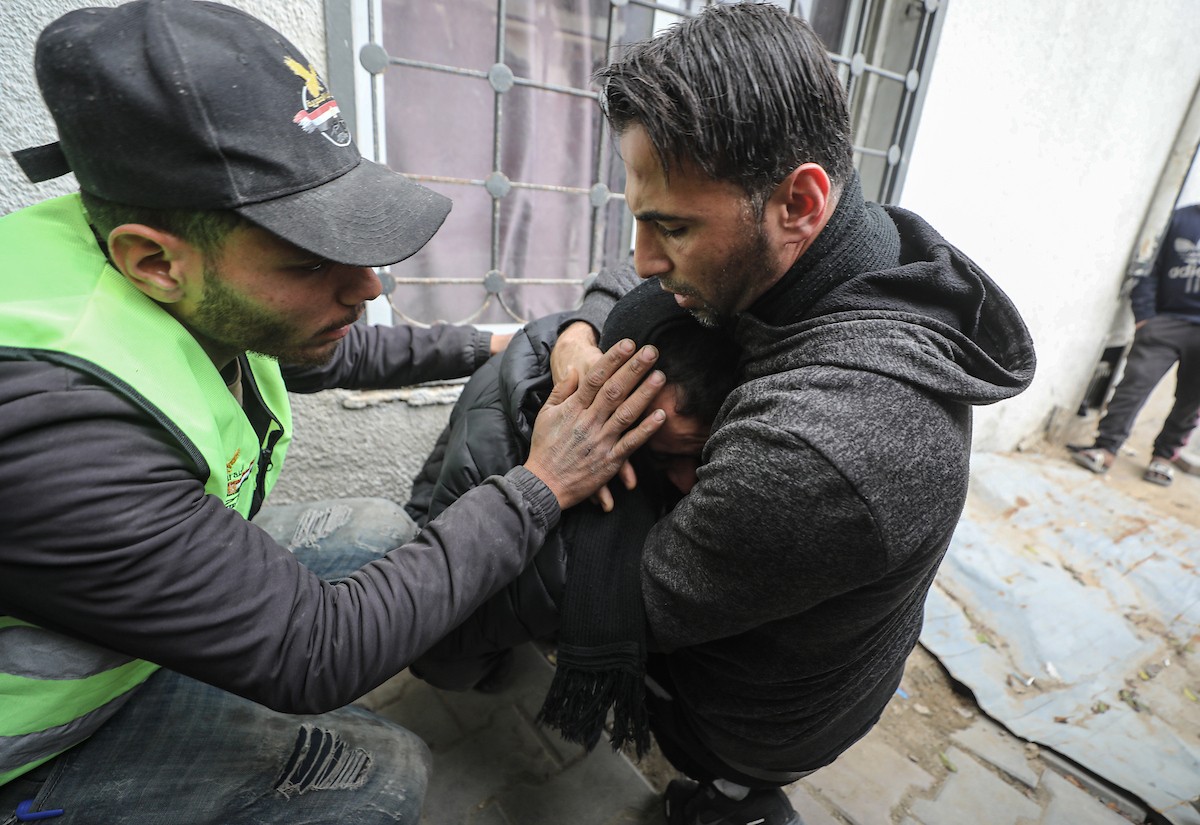 نُقل جثمانا صحفيين من مستشفى الشفاء في غزة إلى جنوب القطاع ليودعهما أهلهما. وقد قُتلا في هجوم إسرائيلي استهدف سيارة تابعة للجنة المصرية أثناء عملهما في منطقة الزهراء بوسط قطاع غزة. 21 يناير/كانون الثاني 2026. صورة: عمر أشتوي