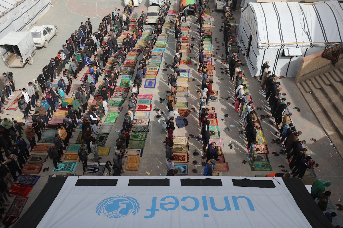 يؤدي الفلسطينيون صلاة الجمعة داخل مدرسة تابعة لوكالة الأونروا، حُوِّلت إلى ملجأ بعد نزوح عائلات منها جراء الهجمات الإسرائيلية منذ 7 أكتوبر/تشرين الأول 2023، في مدينة غزة. 30 يناير/كانون الثاني 2026. صورة: عمر أشتوي