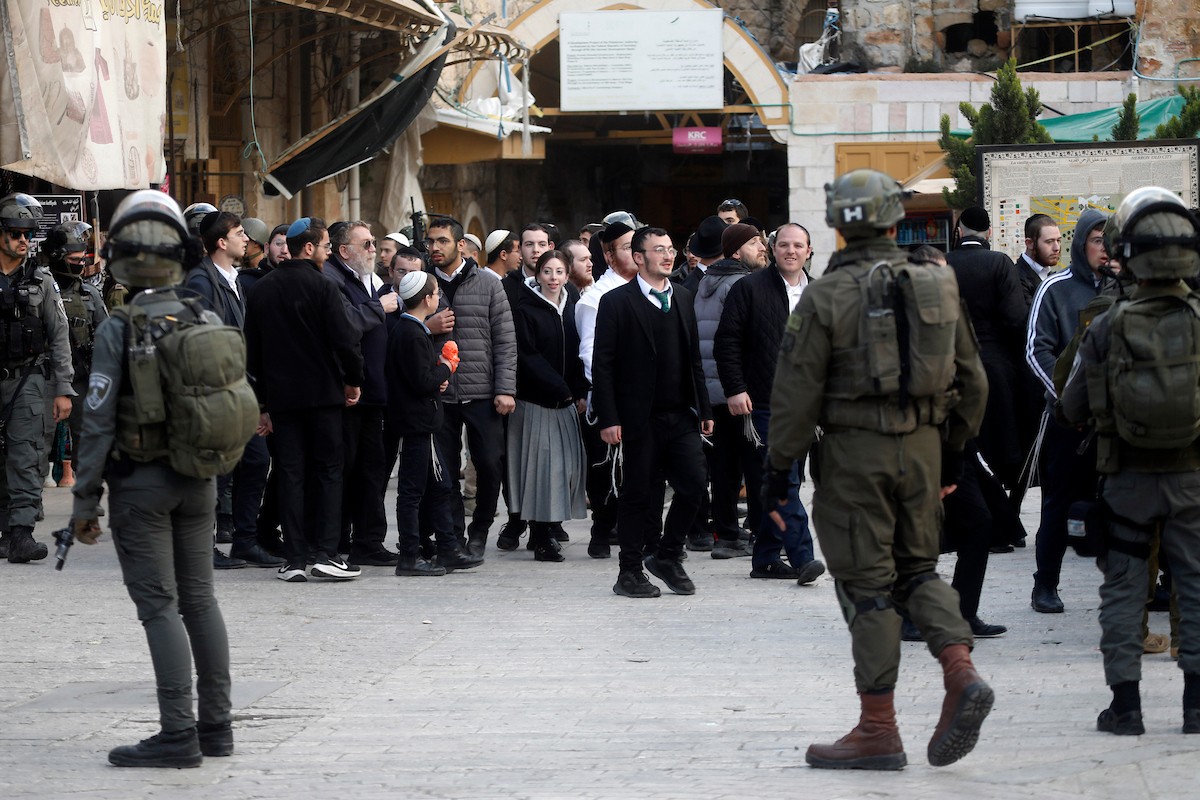 جنود إسرائيليون يتخذون إجراءات أمنية مشددة بإغلاق مداخل ومخارج منطقة البلدة القديمة في الخليل، الضفة الغربية، في 24 يناير/كانون الثاني 2026، خلال اقتحام  مستوطنون يهود البلدة(صورة: مأمون وزواز)