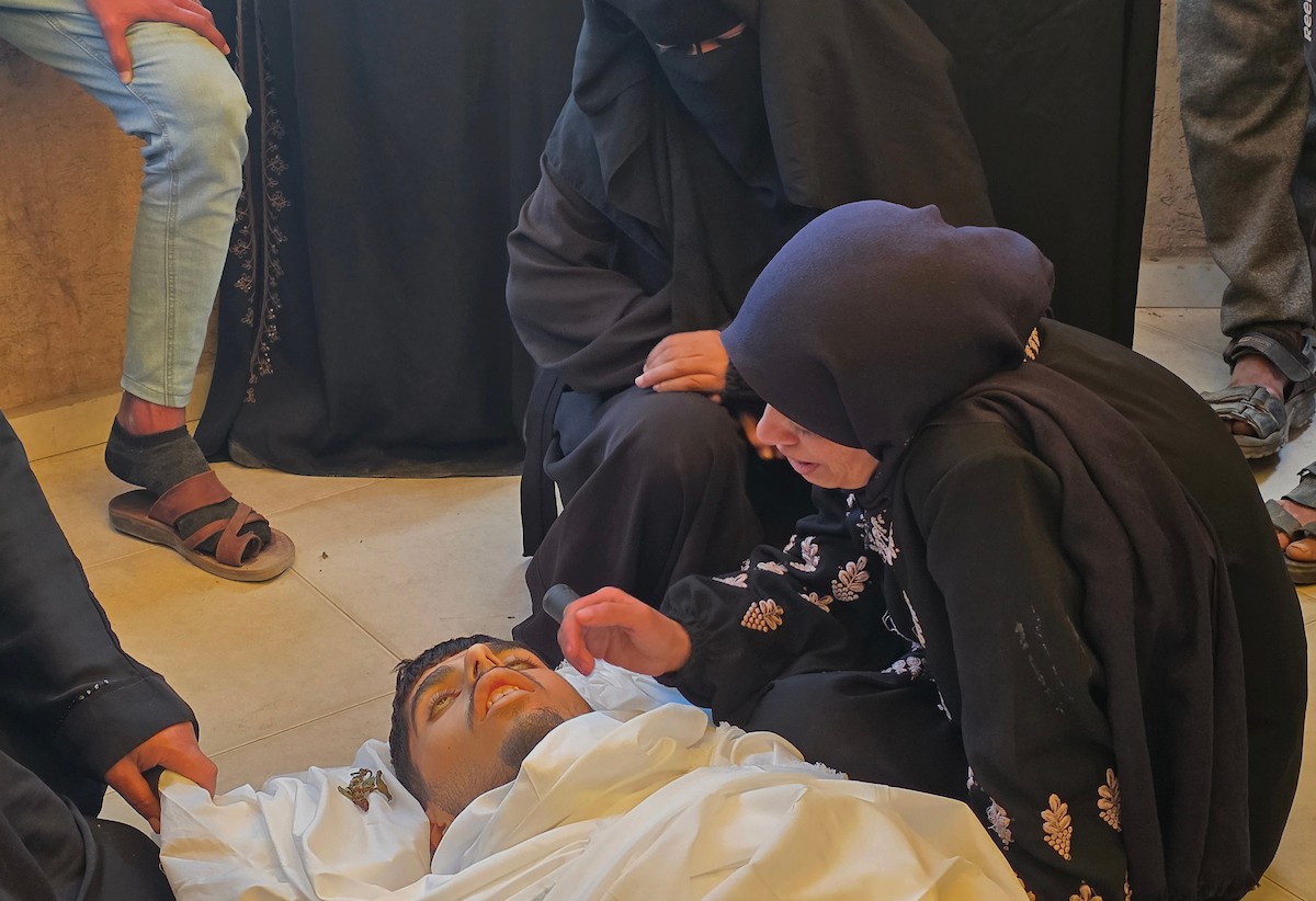 فلسطينيون يودعون جثمان الشاب محمد أسامة عمران، البالغ من العمر 19 عامًا، في مجمع ناصر الطبي بخان يونس، بعد أن استشهد برصاص القوات الإسرائيلية في وسط خان يونس، جنوب قطاع غزة. 29 يناير/كانون الثاني 2026. تصوير: طارق محمد (APA Images)