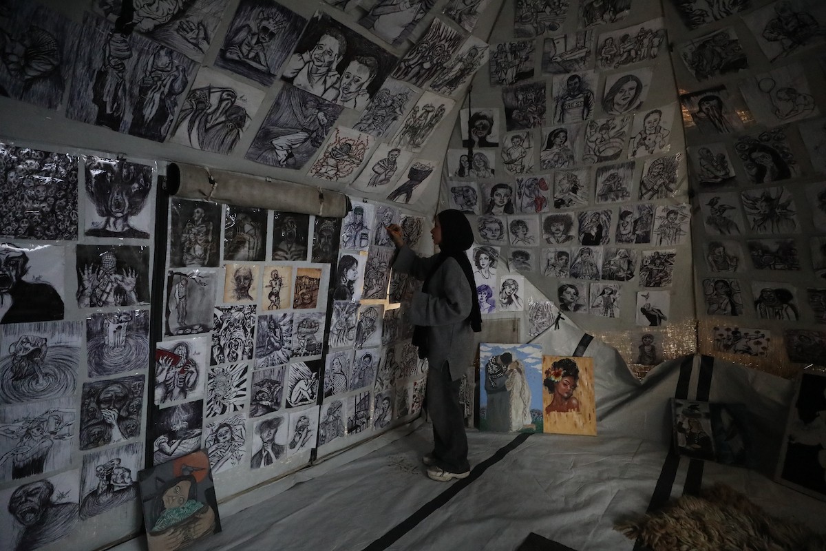 الفلسطينية مرَح خالد الزعانين (18 عاما) تحول خيمة نزوحها في مدينة غزة إلى معرض فني، 28 يناير/كانون الثاني 2026. تصوير: عمر أشتوي