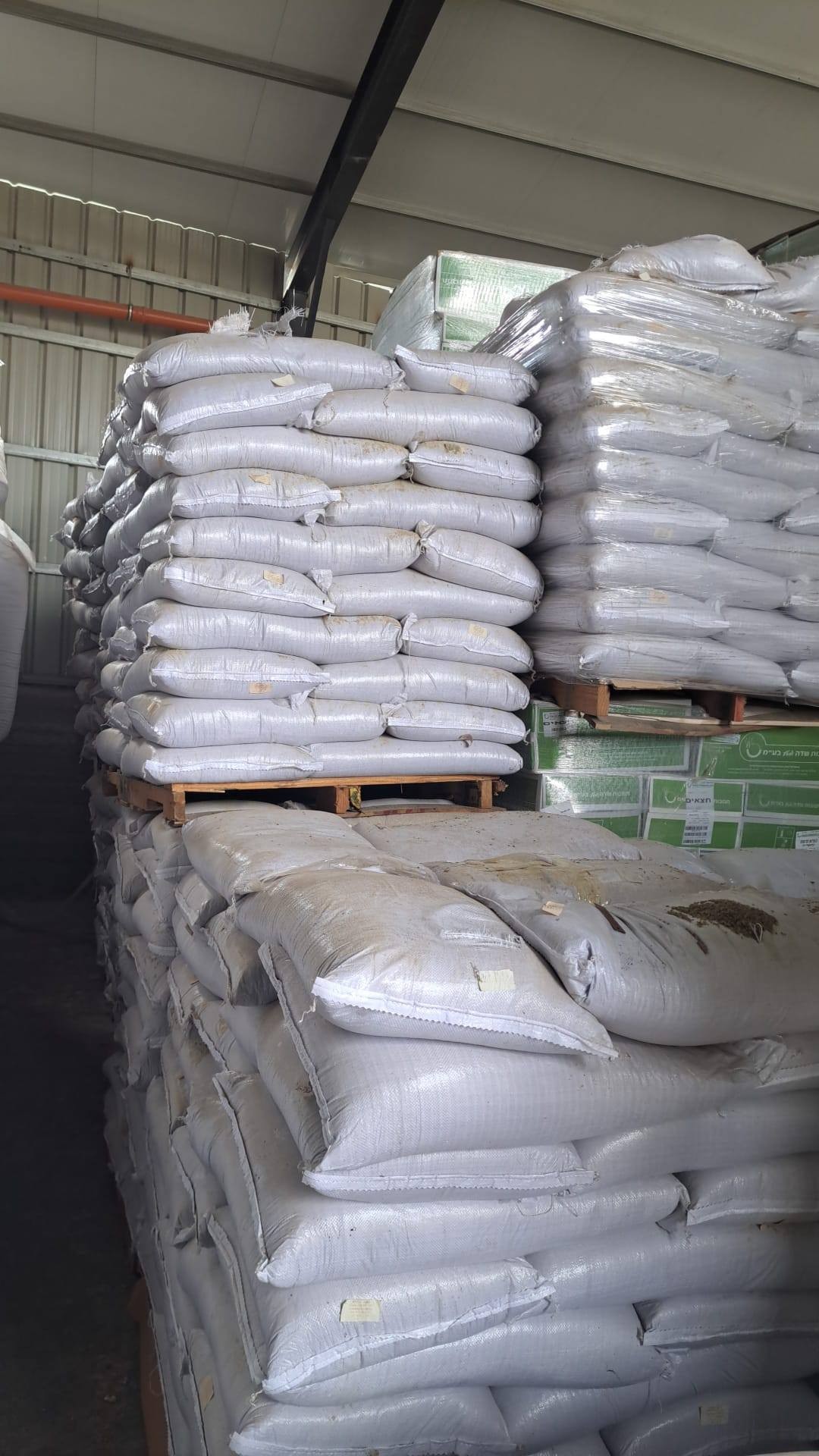 ضبط 50 طنا من الحبوب والمكسرات التالفة في محافظة الخليل 11.jpg