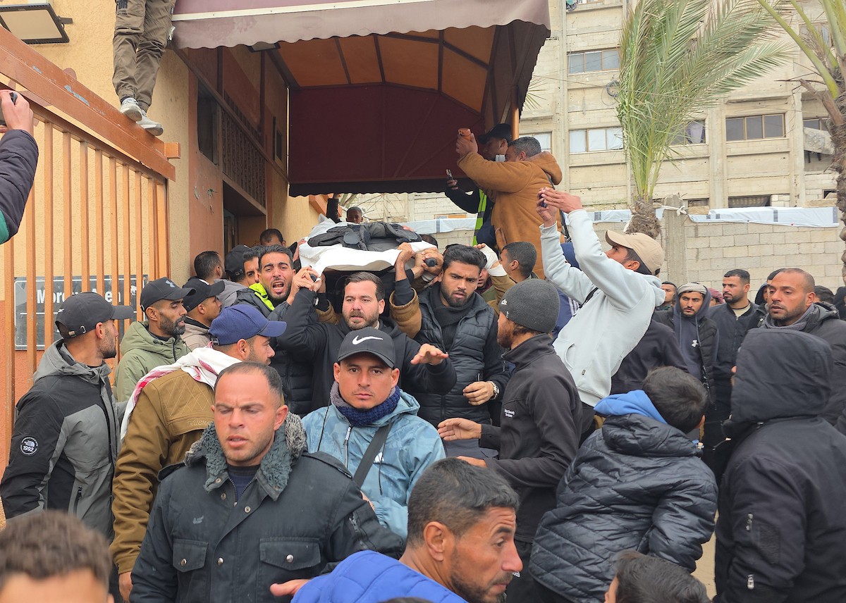 موكب جنازة ثلاثة صحفيين في مستشفى ناصر بخان يونس. وكان الصحفيون قد استشهدوا أمس عندما استهدف الجيش الإسرائيلي سيارة تابعة للجنة المصرية أثناء عملهم في منطقة الزهراء وسط قطاع غزة، 22 يناير/كانون الثاني 2026 (صورة: طارق محمد)