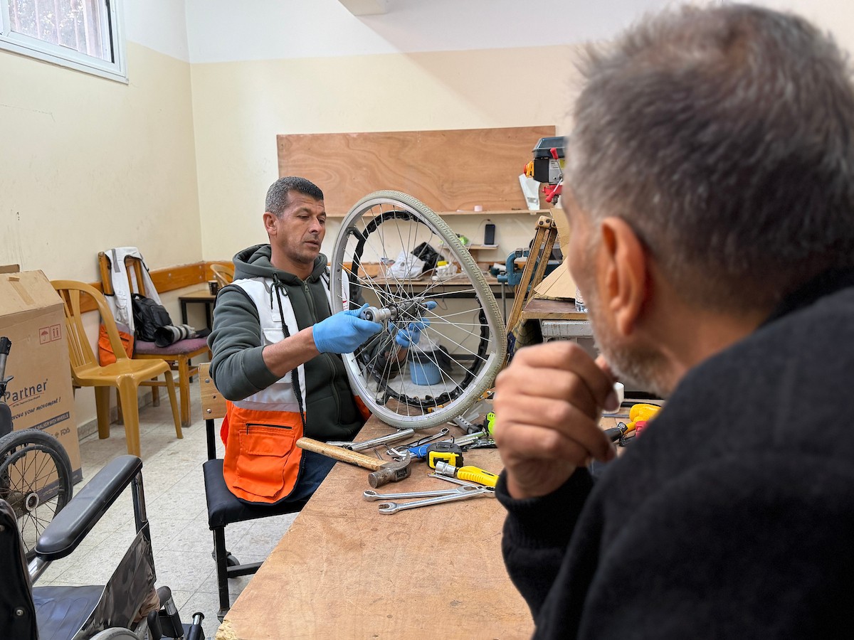 الفلسطيني رمزي الفجم يصلح كراسي متحركة لجرحى قطاع غزة متحديا إعاقته الشخصية ونقص المعدات الطبية ، خان يونس، جنوب قطاع غزة، 20 يناير/كانون الثاني 2026 تصوير: محمد سلامة / وكالة الأنباء الفلسطينية (APA Images)