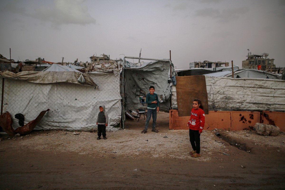 يُكافح الفلسطينيون النازحون لمواصلة حياتهم اليومية وسط الأنقاض التي خلّفتها الهجمات الإسرائيلية في جباليا، شمال قطاع غزة، في 12 يناير/كانون الثاني 2026. صورة: عمر أشتوي