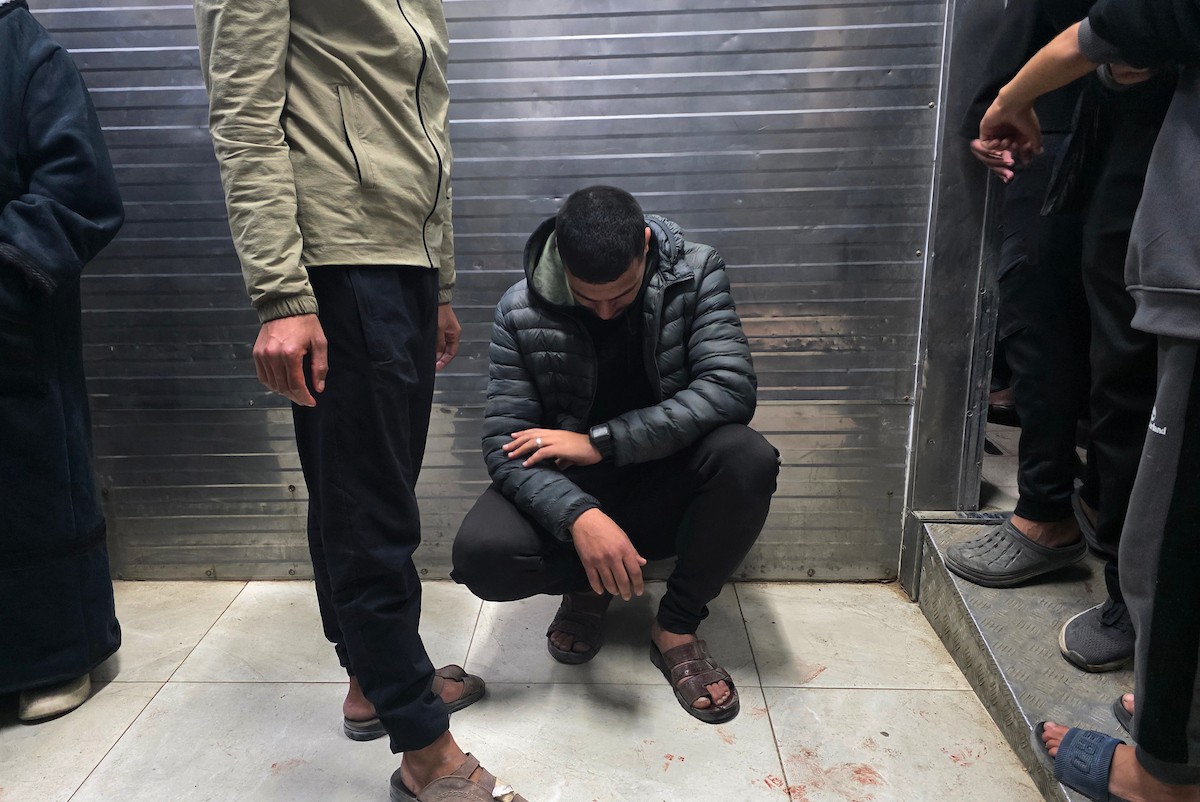 وصلت جثة مواطن وعدة مصابين إلى مجمع ناصر الطبي عقب هجوم إسرائيلي على خيمة تأوي نازحين في منطقة العطار (المواصي) بخان يونس، جنوب قطاع غزة، في 8 يناير/كانون الثاني 2026. (صورة: طارق محمد)