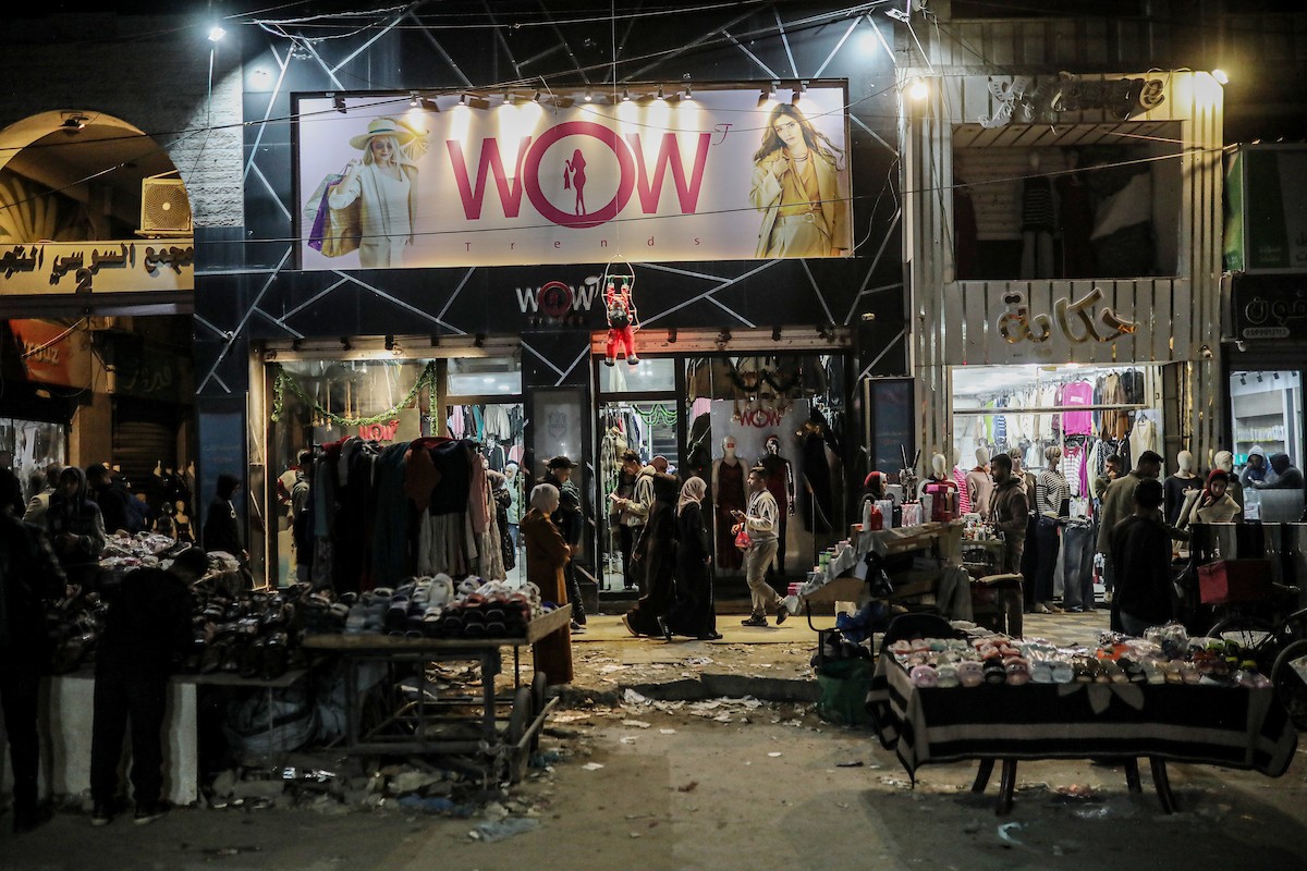 شارع عمر المختار بحي الرمال في مدينة غزة، ليل 31 ديسمبر/كانون الأول 2025، آخر أيام عام 2025، صورة: عمر أشتوي