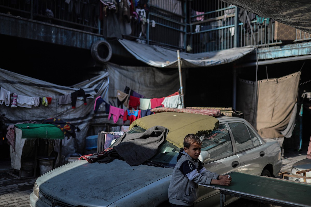 يعيش الفلسطينيون النازحون في خيام وملاجئ مؤقتة في مدارس الأونروا بعد أن دمرت الغارات الجوية الإسرائيلية منازلهم. وتمنعهم القيود التي يفرضها 