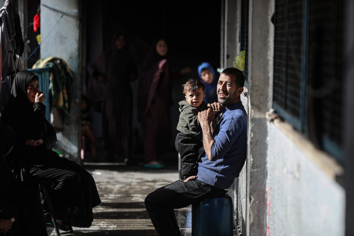 عائلات فلسطينية نزحت جراء الهجمات الإسرائيلية منذ 7 أكتوبر/تشرين الأول 2023، تأوي إلى مدرسة تابعة لوكالة الأونروا في حي تل الهوى بمدينة غزة. 26 يناير/كانون الثاني 2026، بعدسة عمر أشتوي