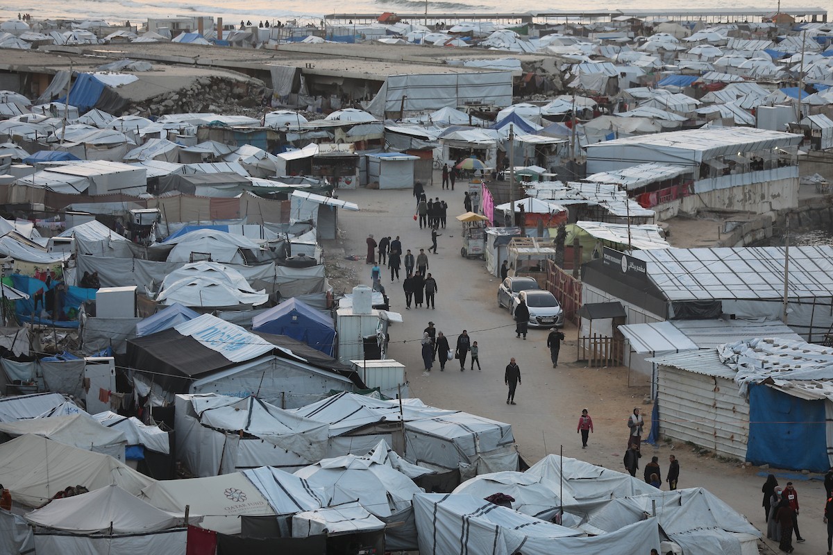 لقطاتٌ عامةٌ لخيامَ النازحين مُكدّسةً في ميناء مدينة غزة المُدمّر، ما يعكس ظروفًا معيشيةً مُزرية. ولا تزال الحياة اليومية صعبةً للغاية بالنسبة لغالبية السكان، 23 يناير/كانون الثاني 2026. صورة: عمر أشتوي