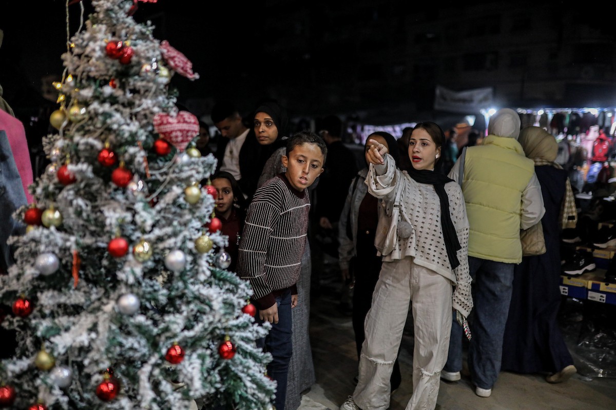 شارع عمر المختار بحي الرمال في مدينة غزة، ليل 31 ديسمبر/كانون الأول 2025، آخر أيام عام 2025، صورة: عمر أشتوي