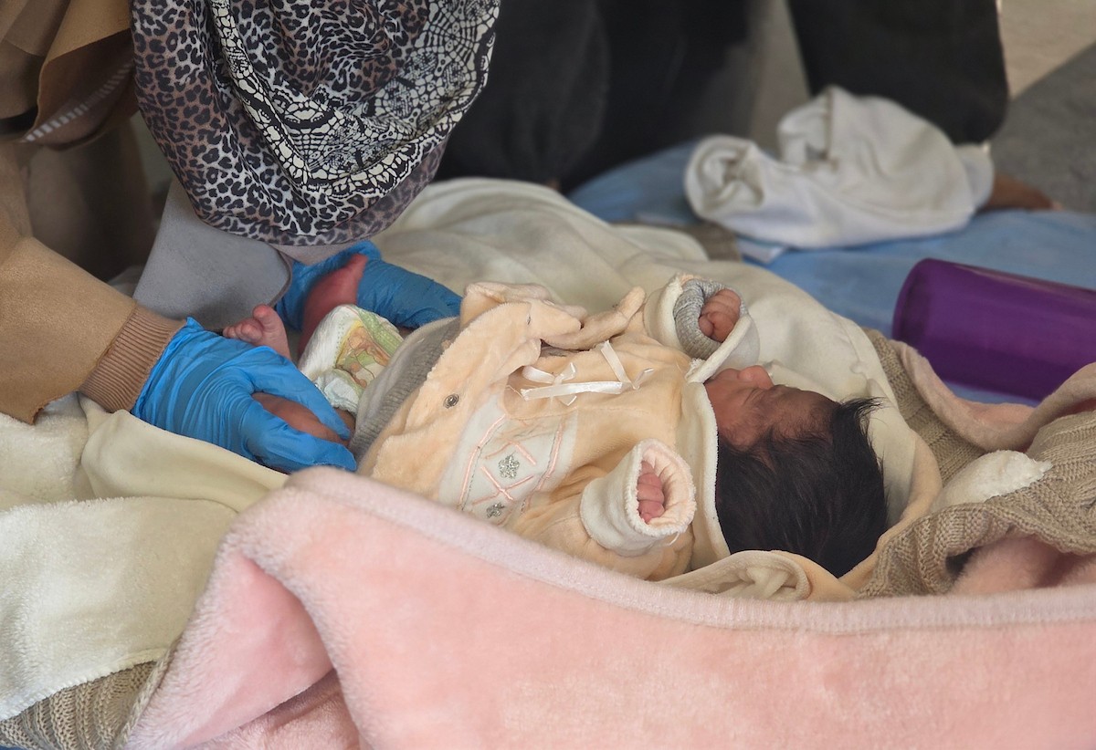 يتلقى الأطفال (دون سن الثالثة) التطعيمات في مستشفى ناصر بخان يونس جنوب قطاع غزة، 18 يناير/كانون الثاني 2026.تصوير: طارق محمد