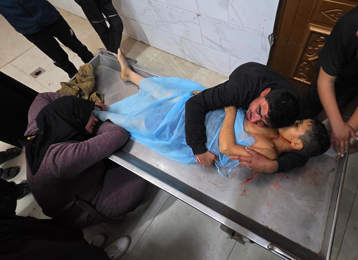 عائلة المعتصم بالله الشرفي، البالغ من العمر 13 عامًا، تودع جثمانه في مجمع ناصر الطبي بخان يونس. وقد استشهد بنيران الجيش الإسرائيلي أثناء جمعه الحطب قرب دوار بني سهيلة جنوب قطاع غزة، 21 يناير/كانون الثاني 2026. (صورة: طارق محمد)