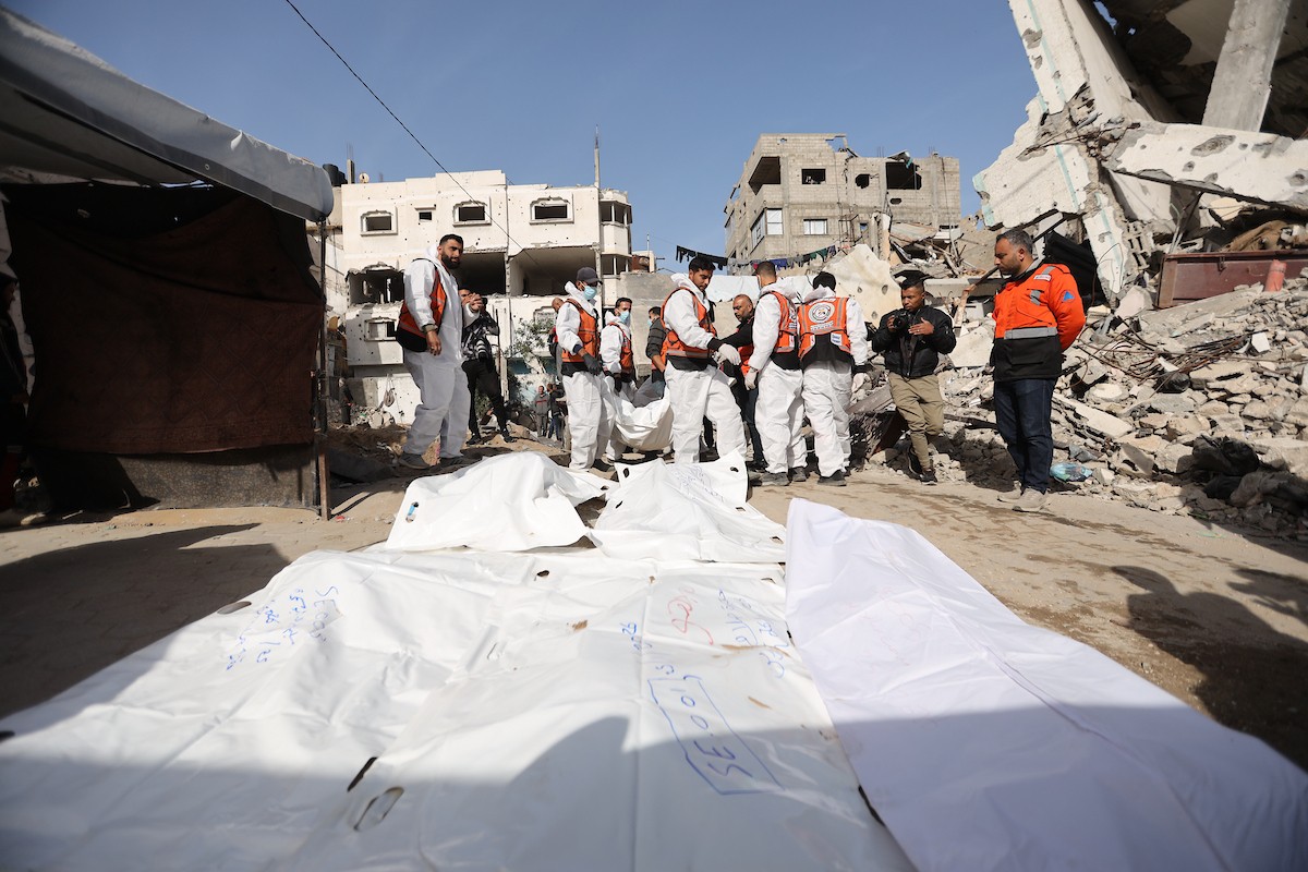 استخراج رفات 50 شهيدا دفنت خلال حرب الإبادة على قطاع غزة، من مقبرة مؤقتة في ساحات مسجد صلاح الدين بحي الزيتون، لنقلها إلى مقبرة دائمة في مدينة غزة، 25 يناير/كانون الثاني 2026. صورة: عمر أشتوي