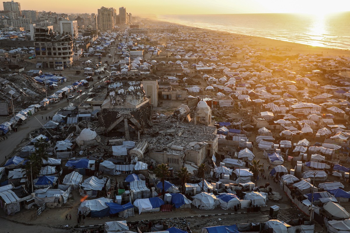 مشاهد عامة لخيام النازحين على شاطئ مدينة غزة. يعاني النازحون معاناة مضاعفة من ويلات النزاع وقسوة الأحوال الجوية، إذ لا توفر الخيام أي حماية من برد الشتاء القارس والأمطار الغزيرة، 3 يناير/كانون الثاني 2026. تصوير: عمر أشتوي