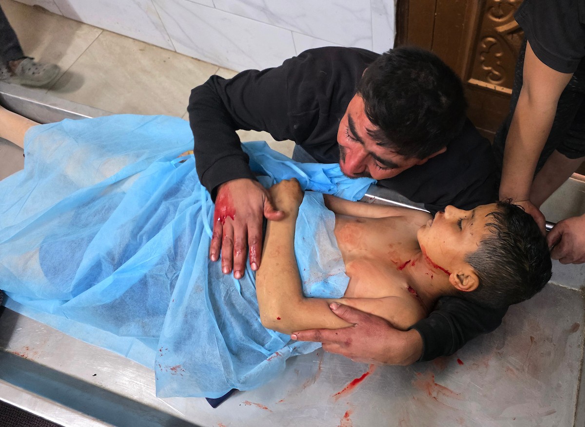 عائلة المعتصم بالله الشرفي، البالغ من العمر 13 عامًا، تودع جثمانه في مجمع ناصر الطبي بخان يونس. وقد استشهد بنيران الجيش الإسرائيلي أثناء جمعه الحطب قرب دوار بني سهيلة جنوب قطاع غزة، 21 يناير/كانون الثاني 2026. (صورة: طارق محمد)