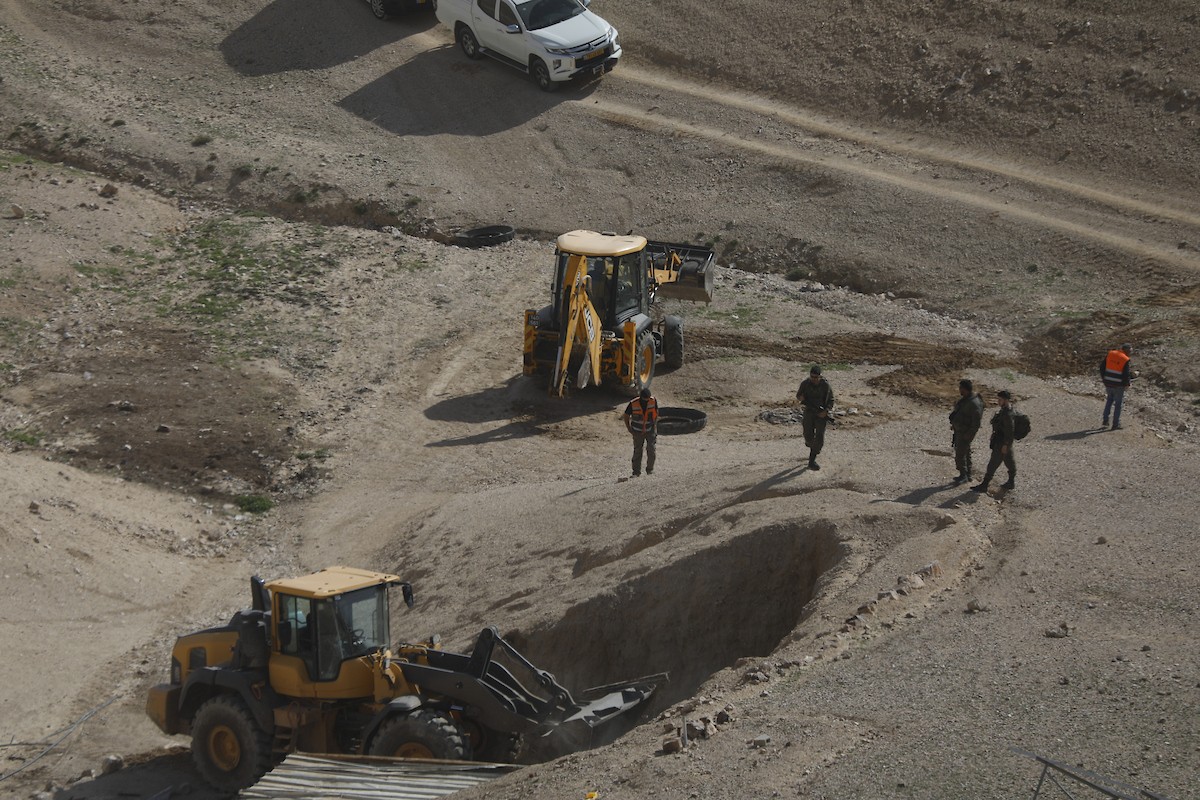 جرافات عسكرية إسرائيلية تهدم ستة منازل تعود لسكان بدو فلسطينيين جنوب الخليل، ضمن حملة أوسع تستهدف المجتمعات البدوية في المنطقة، 26 يناير/كانون الثاني 2026. صورة: مأمون وزواز