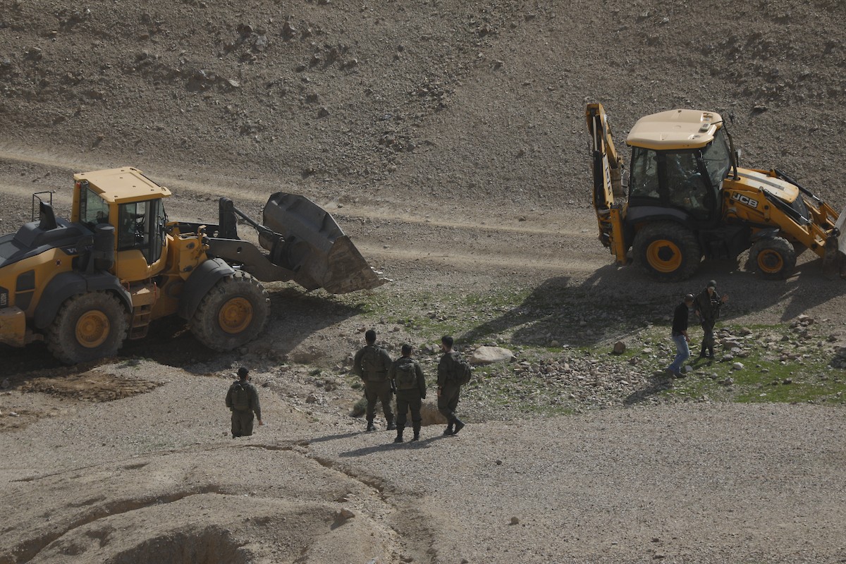 جرافات عسكرية إسرائيلية تهدم ستة منازل تعود لسكان بدو فلسطينيين جنوب الخليل، ضمن حملة أوسع تستهدف المجتمعات البدوية في المنطقة، 26 يناير/كانون الثاني 2026. صورة: مأمون وزواز