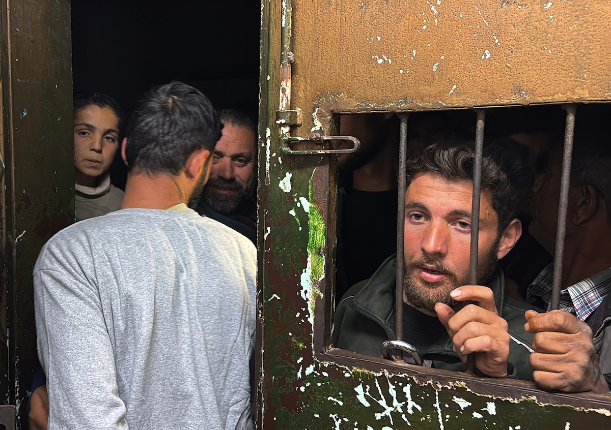 نُقل اثنا عشر أسيرًا فلسطينيًا، بينهم امرأة، أفرجت عنهم القوات الإسرائيلية، إلى مستشفى شهداء الأقصى في دير البلح، وسط قطاع غزة، في 11 يناير/كانون الثاني 2026، في مركبات تابعة للجنة الدولية للصليب الأحمر. (صورة: أحمد إبراهيم)