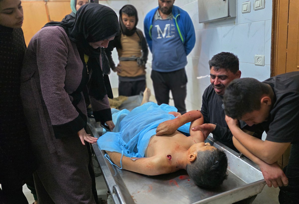 عائلة المعتصم بالله الشرفي، البالغ من العمر 13 عامًا، تودع جثمانه في مجمع ناصر الطبي بخان يونس. وقد استشهد بنيران الجيش الإسرائيلي أثناء جمعه الحطب قرب دوار بني سهيلة جنوب قطاع غزة، 21 يناير/كانون الثاني 2026. (صورة: طارق محمد)