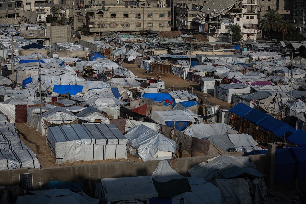 تُظهر صور عامة خيام النازحين متراكمة بين المباني المدمرة في وسط مدينة غزة، ما يعكس ظروفًا معيشية مزرية. ولا تزال الحياة اليومية صعبة للغاية بالنسبة لغالبية سكان غزة، حيث دُمّر أكثر من 80% من البنية التحتية، وفقًا للأمم المتحدة. مدينة غزة، 20 يناير/كانون الثاني 2026. تصوير: عمر أشتوي