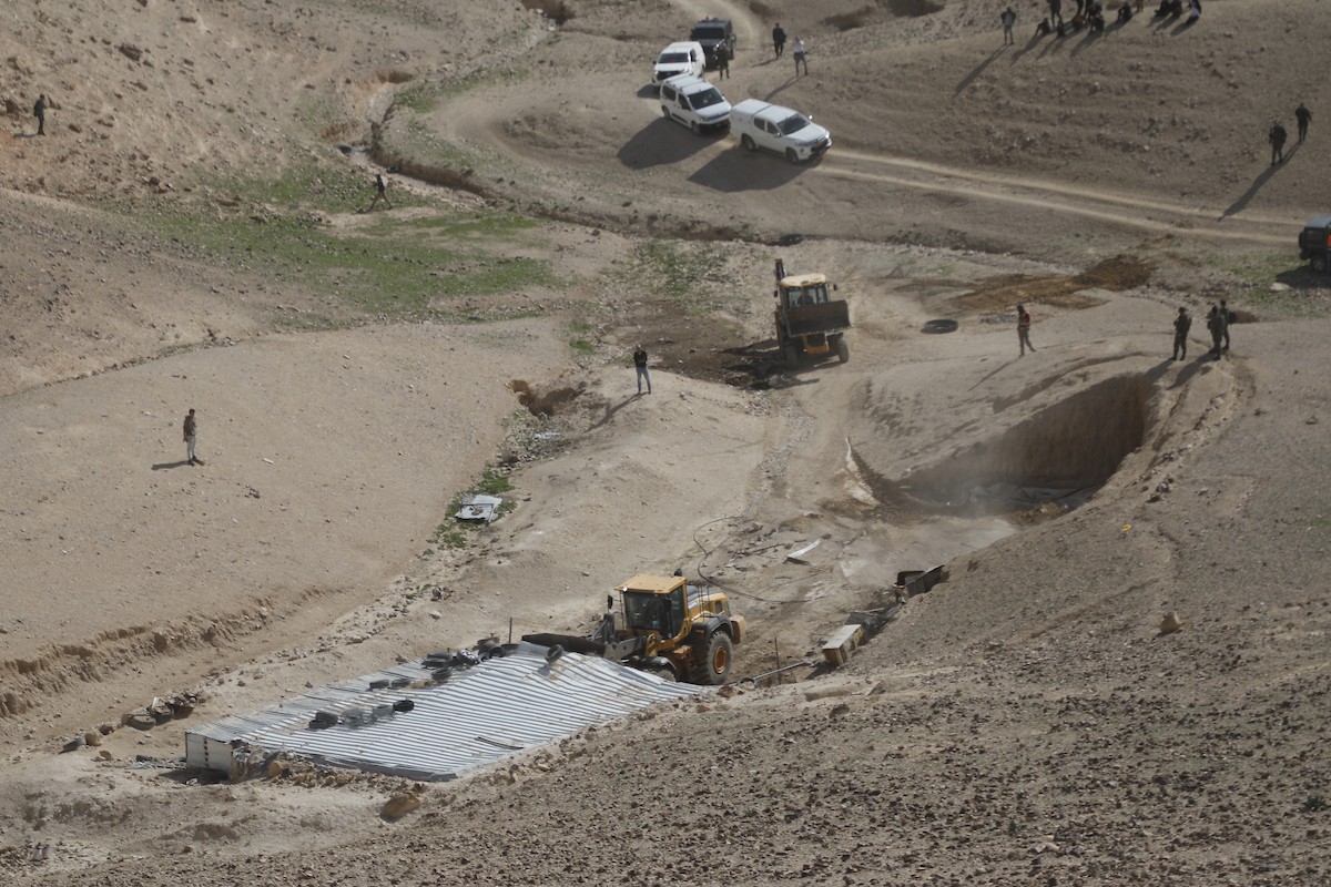 جرافات عسكرية إسرائيلية تهدم ستة منازل تعود لسكان بدو فلسطينيين جنوب الخليل، ضمن حملة أوسع تستهدف المجتمعات البدوية في المنطقة، 26 يناير/كانون الثاني 2026. صورة: مأمون وزواز