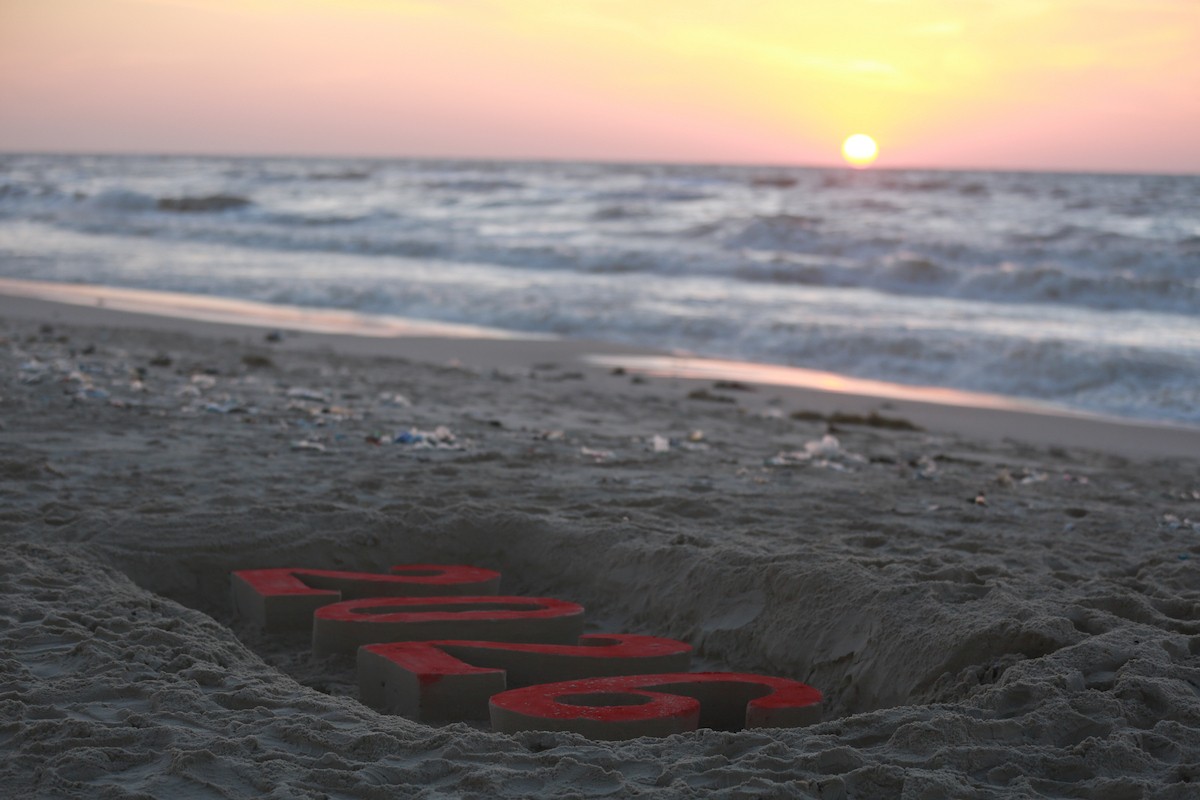 فلسطينيون يودعون عام 2025 بكتابة 2026 على رمال شاطئ غزة، 31 ديسمبركانون الأول 2025. صورة عمر أشتوي