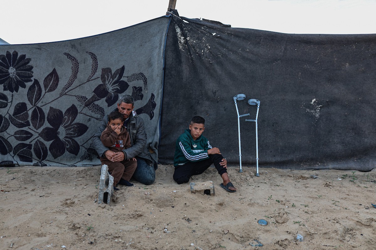 الطفل عمر حلاوة (13عاما) يزور مكان دفن ساقه المبتور يوميا، بعد إصابته في غارة إسرائيلية خلال الحرب على غزة، 31 ديسمبر/كانون الأول 2025. تصوير: عمر أشتوي