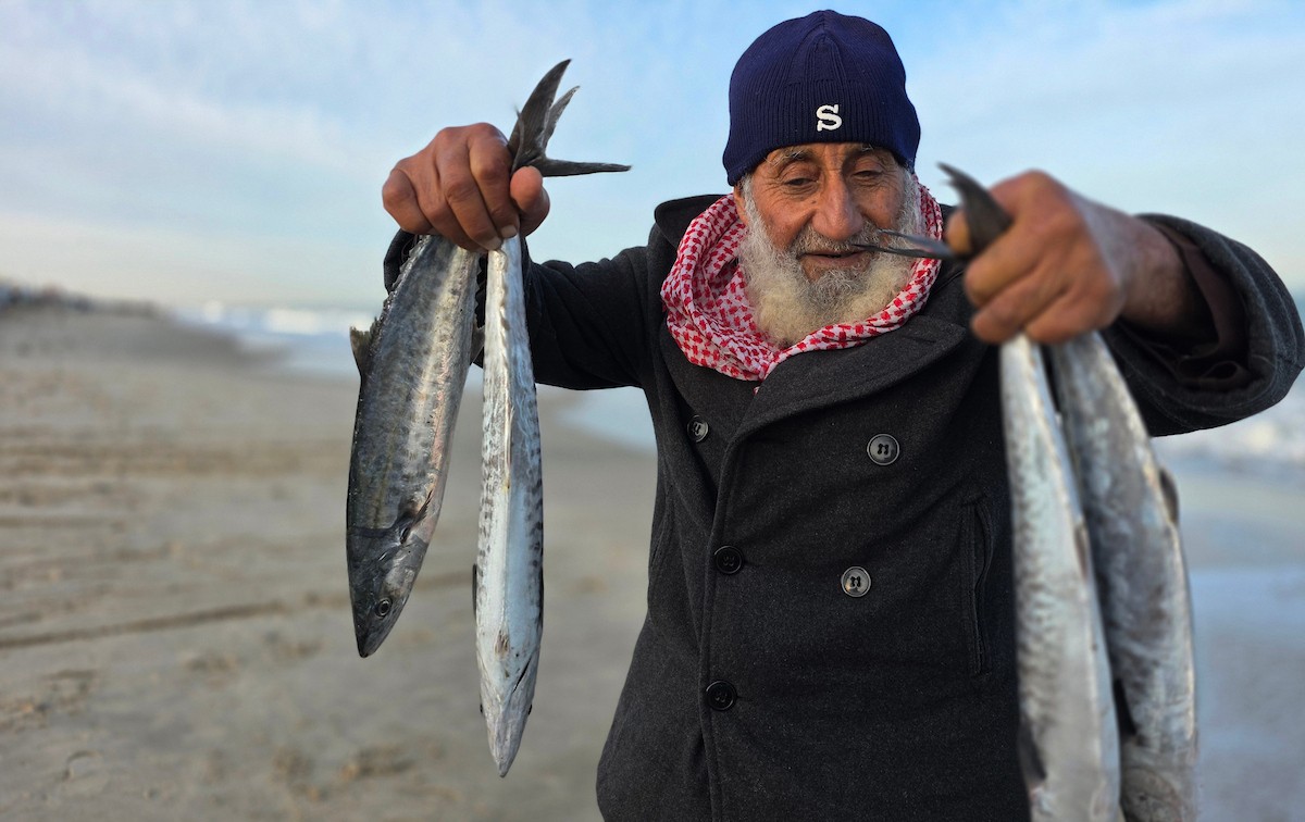 صيادون يعودون للعمل قبالة سواحل خان يونس بإمكانيات محدودة ومخاوف ملاحقتهم واستهدافهم من قبل الاحتلال الاسرائيلي، 31 ديسمبر/كانون الأول 2025. صورة: طارق محمد