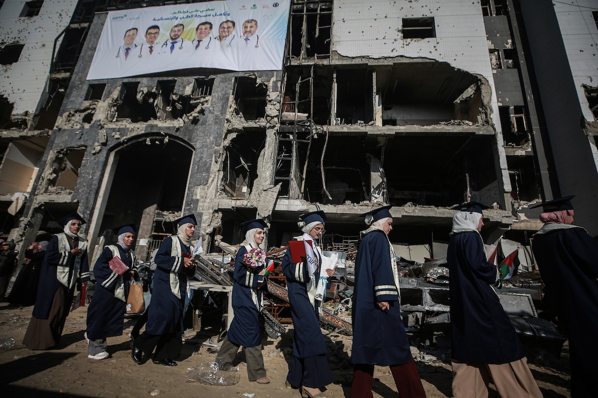 حفل تخرج لـ ٢٣٠ طالبًا وطالبةً في كلية الطب بمجمع الشفاء الطبي (مستشفى الشفاء)، الذي تضرر بشدة جراء الهجمات العسكرية الإسرائيلية على مدينة غزة في ٣ يناير/كانون الثاني ٢٠٢٦. صورة: عمر أشتوي