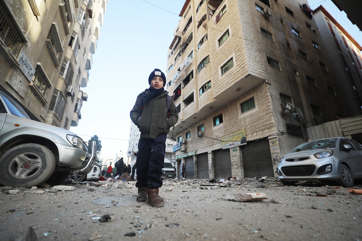 فلسطينيون يمرون أمام مبنى سكني تضرر جراء غارة عسكرية إسرائيلية أسفرت عن سقوط عدد من الضحايا في مدينة غزة، السبت 31 يناير/كانون الثاني 2026. صورة: عمر أشتوي