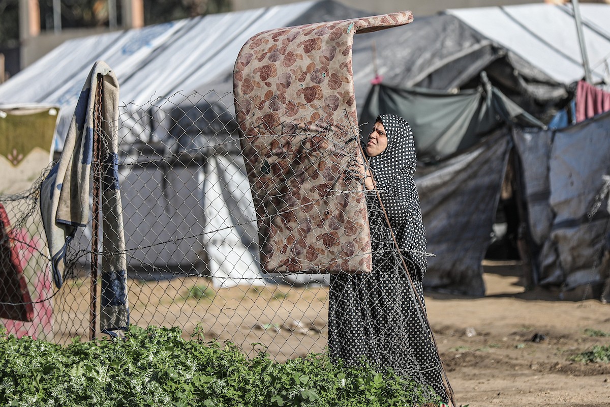 عائلات فلسطينية نازحة تكافح من أجل البقاء في ظروف قاسية بمخيم النصيرات للاجئين وسط قطاع غزة، 29 يناير/كانون الثاني 2026.صورة: رمزي أبو عامر