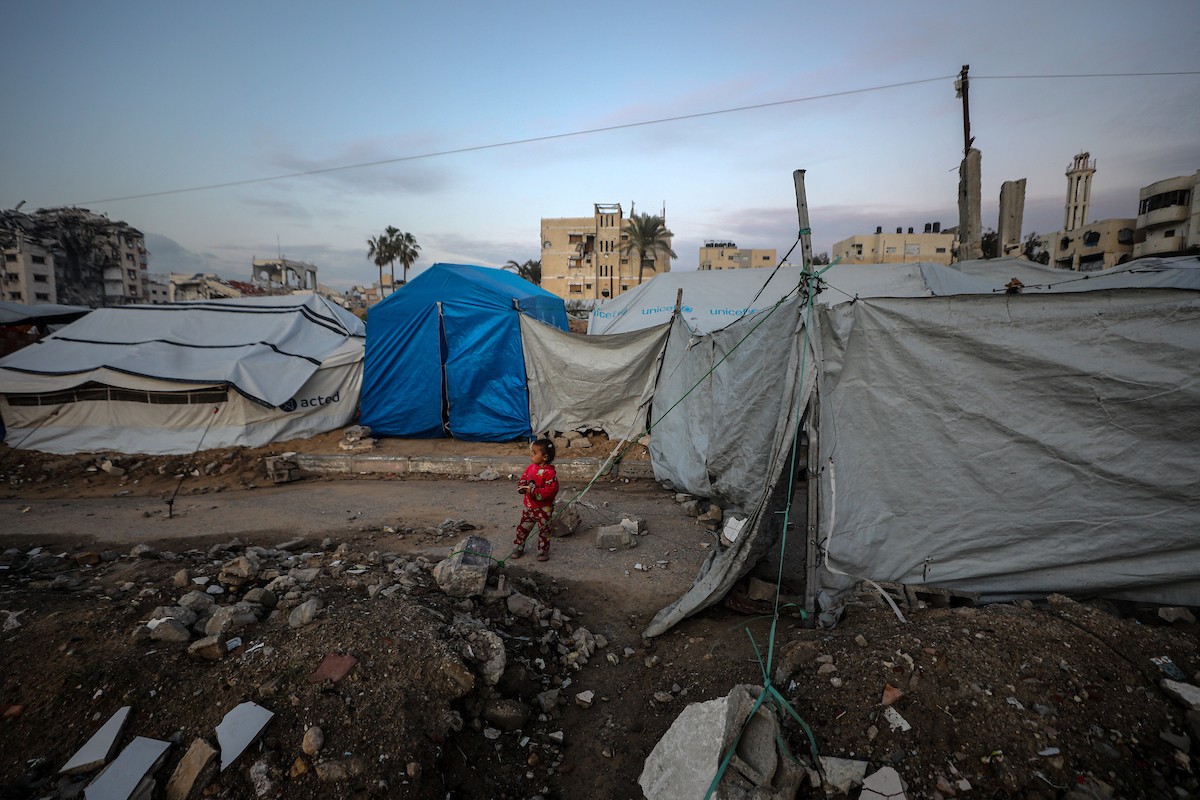 يسير فلسطينيون في شوارع مدينة غزة، وسط الأنقاض والدمار الذي خلفه الصراع الدائر، في 10 يناير/كانون الثاني 2026، بينما تستمر الحياة اليومية في ظل ظروف صعبة. صورة: عمر أشتوي