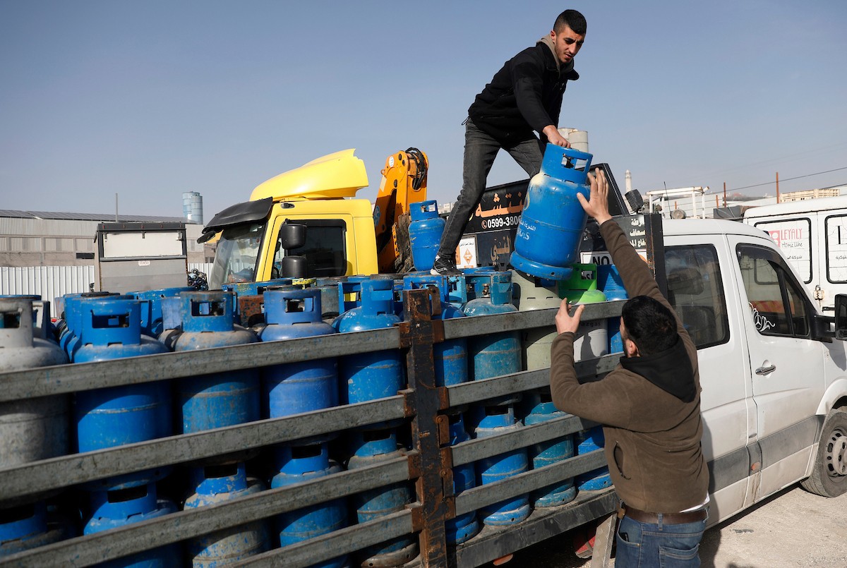 اصطفّ المواطنون في طوابير طويلة أمام محطات تعبئة الغاز في الخليل، وسط مخاوف من تفاقم أزمة نقص الغاز في الضفة الغربية،، 25 يناير/كانون الثاني 2026. صورة: مأمون وزواز