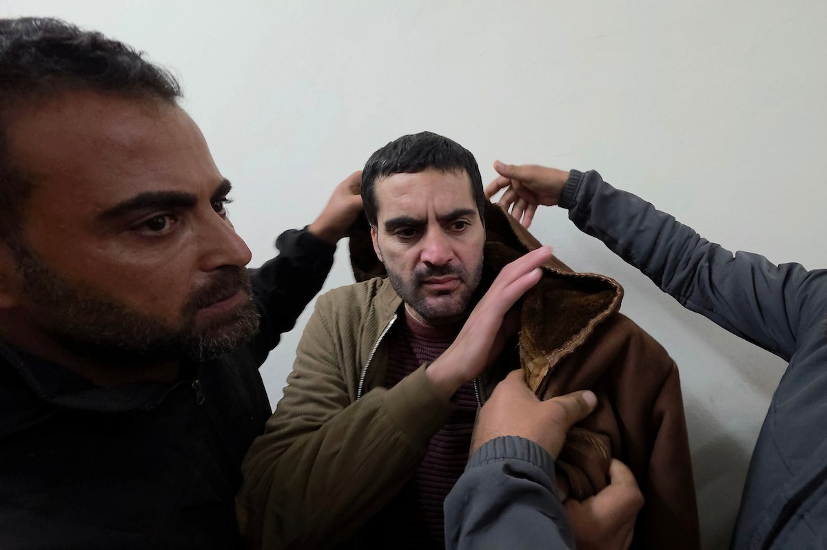 نُقل سبعة أسرى فلسطينيين أفرجت عنهم القوات الإسرائيلية إلى مستشفى شهداء الأقصى عبر اللجنة الدولية للصليب الأحمر، في دير البلح، وسط قطاع غزة، بتاريخ 25 يناير/كانون الثاني 2026. (صورة: أحمد إبراهيم)