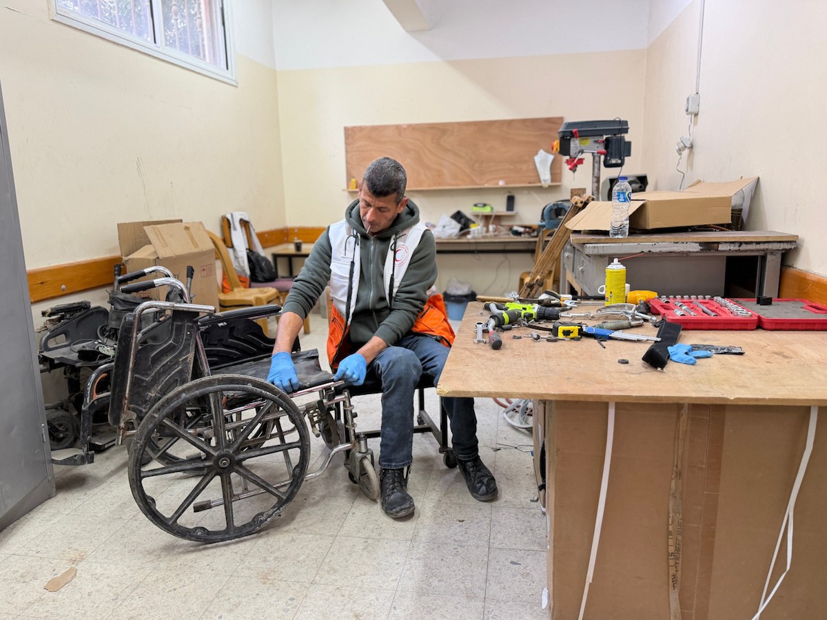 الفلسطيني رمزي الفجم يصلح كراسي متحركة لجرحى قطاع غزة متحديا إعاقته الشخصية ونقص المعدات الطبية ، خان يونس، جنوب قطاع غزة، 20 يناير/كانون الثاني 2026 تصوير: محمد سلامة / وكالة الأنباء الفلسطينية (APA Images)