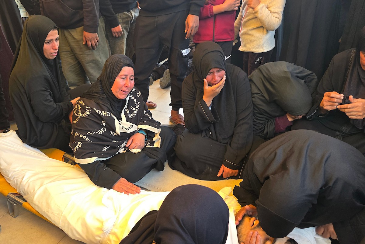 فلسطينيون يودعون جثمان الشاب محمد أسامة عمران، البالغ من العمر 19 عامًا، في مجمع ناصر الطبي بخان يونس، بعد أن استشهد برصاص القوات الإسرائيلية في وسط خان يونس، جنوب قطاع غزة. 29 يناير/كانون الثاني 2026. تصوير: طارق محمد (APA Images)