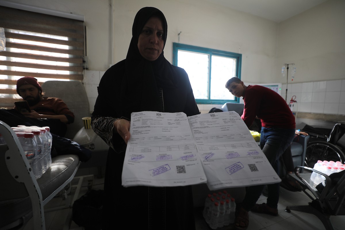 الفلسطينية صابرين الدعمة تنتظر فتح معبر رفح لتتبرع بكليتها لابنتها المريضة آلاء الدمعة، في ظل انهيار القطاع الصحي ونقص الأجهزة والعلاج بسبب الحرب. مستشفى الشفاء بمدينة غزة، 29 يناير/كانون الثاني 2026. صورة: عمر أشتوي