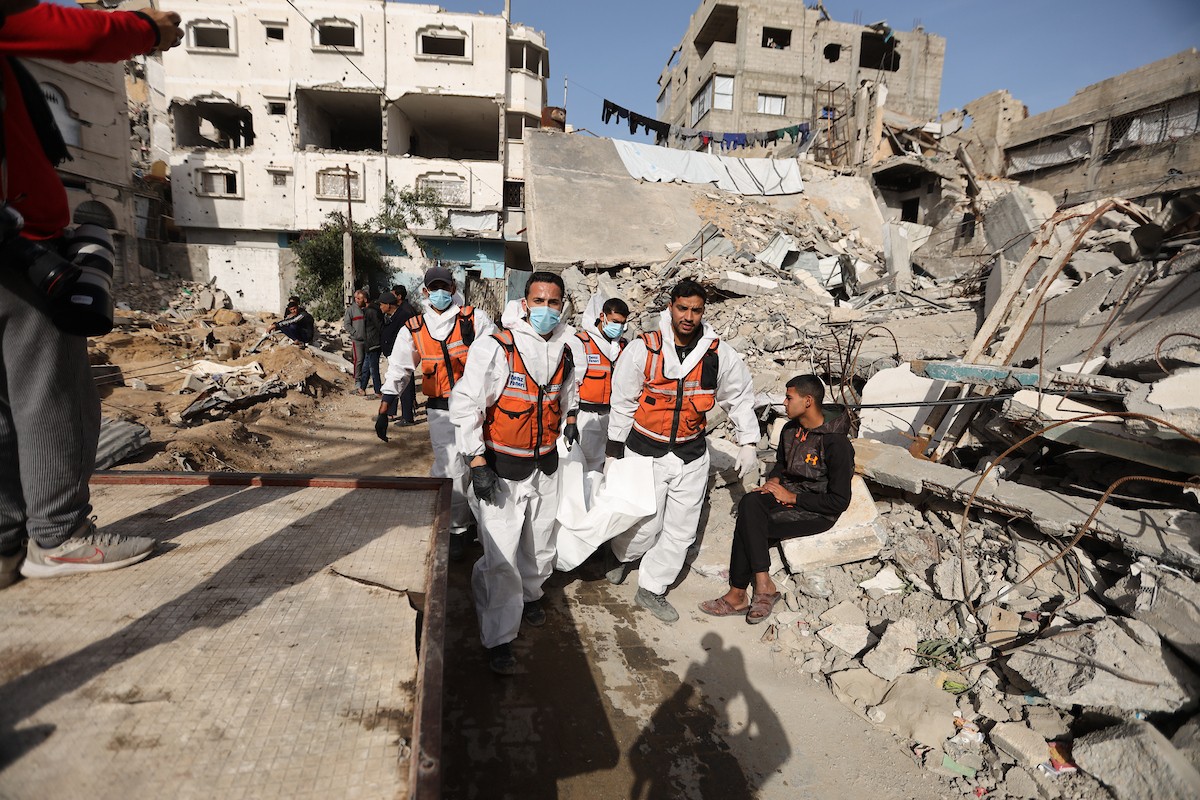 استخراج رفات 50 شهيدا دفنت خلال حرب الإبادة على قطاع غزة، من مقبرة مؤقتة في ساحات مسجد صلاح الدين بحي الزيتون، لنقلها إلى مقبرة دائمة في مدينة غزة، 25 يناير/كانون الثاني 2026. صورة: عمر أشتوي