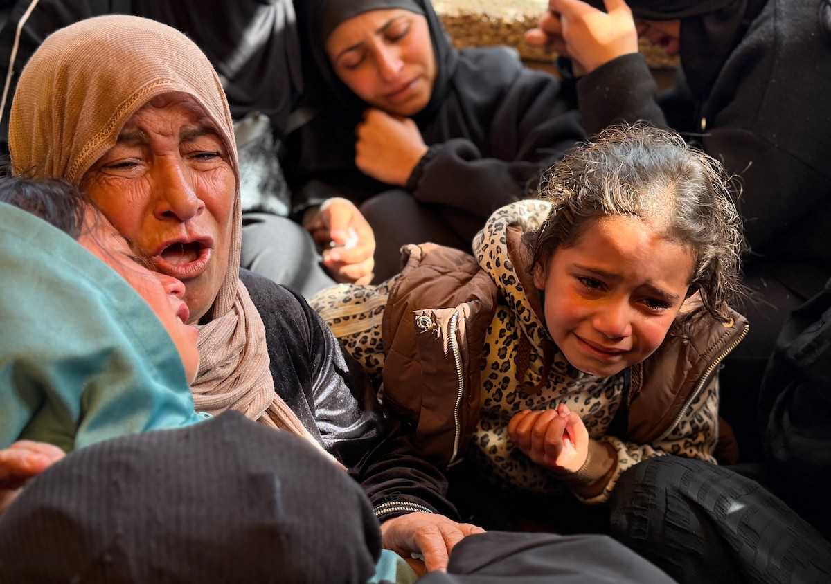 فلسطينيون ينعون جثمان رجل في مجمع ناصر الطبي بخان يونس جنوب قطاع غزة بعد وصوله إلى المستشفى إثر إصابته بجروح جراء غارة إسرائيلية، ١٠ يناير/كانون الثاني ٢٠٢٦. تصوير: محمد سلامة