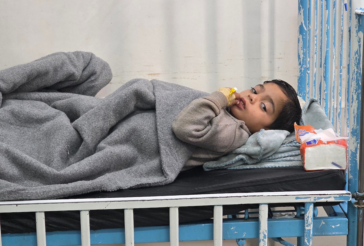 يتلقى أطفال مصابون بالتهاب السحايا العلاج في مستشفى ناصر بخان يونس، وسط تحذيرات طبية من تفشٍّ مقلق للمرض داخل خيام النازحين، 30 يناير/كانون الثاني 2026. تصوير: طارق محمد